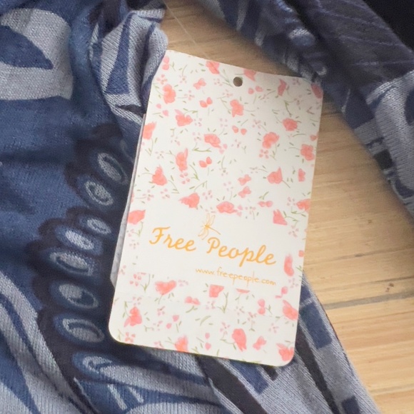 FREE PEOPLE Sapphire Combo Amour Cold Shoulder NWT Blouse S rayon floral blue - Picture 5 of 8